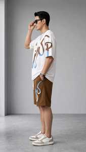 ชุดเสื้อยืดสีขาว กางเกงขาสั้นสีน้ำตาล แบรนด์ ONETEN APPARELS สำหรับผู้ชาย คอกลม แขนสั้น เป็นมิตรกับสิ่งแวดล้อม สไตล์สตรีทแวร์ ใส่สบายๆ ในฤดูร้อน ทรงหลวม - Product Image 3