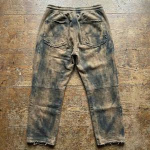 Pantalones Personalizados con Logotipo, 500 GSM, Felpa de Algodón Grueso, Ecológicos, Transpirables, Teñidos con Tinte Mud Wash, Corte Relajado, Refuerzo en las Rodillas, para Hombre - Product Image 2