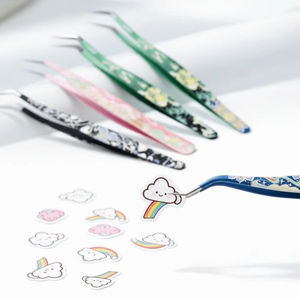 Pinzas para Pestañas DANTRIC IMPLANTS TO-411 de Acero Inoxidable de Precisión, Antiestáticas, con Mangos con Patrones Coloridos y Punta Suave para Pestañas Postizas - Product Image 3