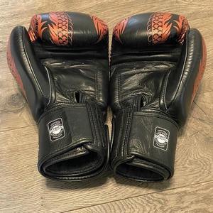 นวมชกมวยรุ่นล่าสุด แบบคัสตอม สีดำและน้ำตาล หนังแท้ 100% สำหรับฝึกซ้อม MMA มวยไทย - Product Image 2