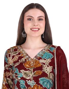 Conjunto de traje Patiala SAZU con estampado floral color granate para mujer, con kurta, pantalón y dupatta en algodón y rayón para uso diario, con bordado en el cuello. - Product Image 4