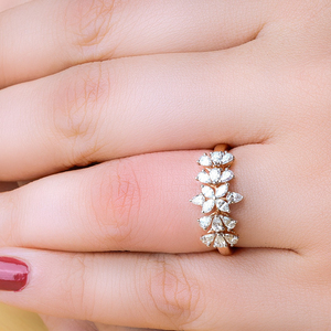 Anillo de Oro Rosa con Diamantes Marquise y Racimo Floral para Mujer, Estilo Romántico de Compromiso con Engaste de Garras - Product Image 3