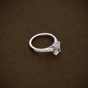 Anillo de Compromiso Elegante con Diamante Cultivado en Laboratorio, Corte Radiante, Certificado VVS2, con Joyería Nupcial de Diamantes para Mujer - Product Image 3