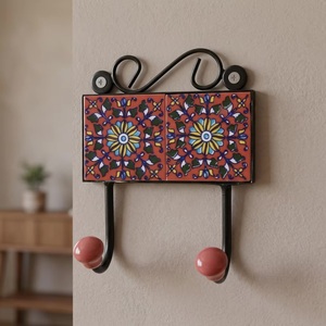 Gancho de pared de cerámica con diseño floral, 2 ganchos, estilo vintage, perchero hecho a mano, diseño en rojo, azul y amarillo - Product Image 1