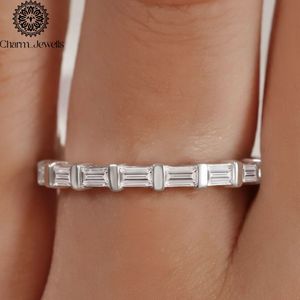 Bague d'éternité minimaliste en argent 925 et moissanite pour femme, sertie de moissanites taille baguette, collection Charm_Jewells - Product Image 4