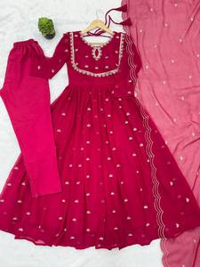 Presentamos un nuevo conjunto de fiesta de diseñador con top, pantalón y dupatta con bordados elaborados. - Product Image 4