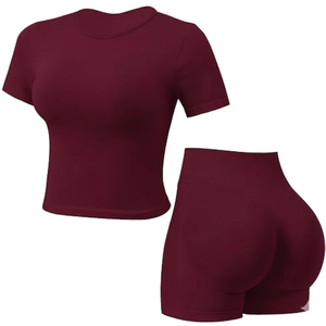 Ensemble d'entraînement bordeaux uni personnalisé pour femme, haut de fitness à manches courtes et short taille mi-haute froncé, idéal pour la gym et le yoga - Product Image 1