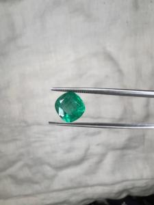 Émeraude zambienne de haute qualité, 2,24 carats, taille coussin, pierre verte lâche pour la fabrication de bijoux de luxe en gros - Product Image 1