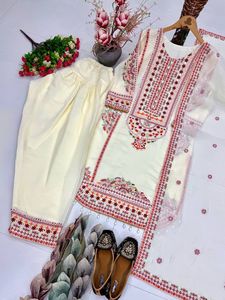 Conjunto de diseñador con hermoso bordado de lentejuelas y trabajo manual con espejos reales, top de Mul Chanderi con pantalones Plazzo y dupatta, listo para usar. - Product Image 6