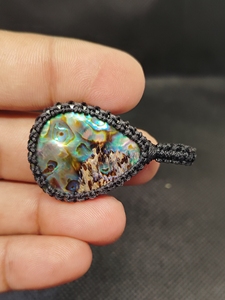 Pendentif en pierre précieuse en macramé rond classique Abalone Art - Product Image 2