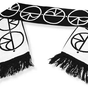 Ensemble Premium Écharpe Longue Bicolore en Acrylique Tricotée, Bonnet et Gants – Accessoire Hiver Streetwear avec Pompons – Idéal pour Sororités, Sœurs, Équipement Scolaire - Product Image 5