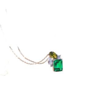 Collar con Colgante de Moissanita de Oro de 18K de Lujo con Piedra Verde Corte Esmeralda y Detalles de Diamantes, Diseño Geométrico - Product Image 2