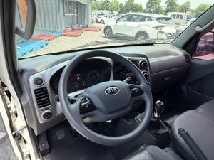 รถบรรทุก Kia Bongo 3 สีขาว มือสอง ปี 2019 เครื่องยนต์ดีเซล เกียร์ธรรมดา พวงมาลัยซ้าย สำหรับขนส่งสินค้า แบบ Wingbody พร้อมคันเกียร์ - Product Image 4