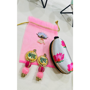 กระเป๋าผ้าออร์แกนซ่าสีชมพูพร้อมพวงห้อยโชบาห์ ลับห์ และกระเป๋าเครื่องสำอางลายดอกบัว |   ชุดของขวัญตอบแทนงานแต่งงานแบบอินเดีย |   กระเป๋าผ้าลายชนเผ่าสำหรับงานเทศกาล - Product Image 4