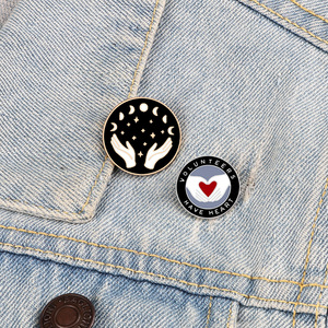 Broche de gato blanco y negro transfronterizo europeo y americano, pin de metal de personalidad moderno para hombres y mujeres, insignia para bolso de estudiante - Product Image 1