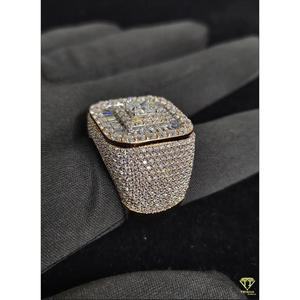 Bague pour homme en or jaune, style Hip Hop, sertie de diamants de laboratoire, avec pierre centrale taille princesse et halo de baguettes - Product Image 3