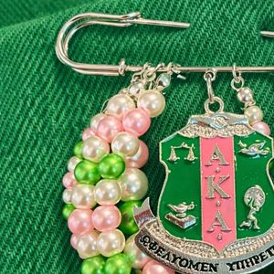 Broche de Perlas Rosa y Verde AKA Shield, Elegante Accesorio de Joyería para Hermandades con Cuentas Rosa y Verde y Diseño en Tono Dorado para Mujer - Product Image 6