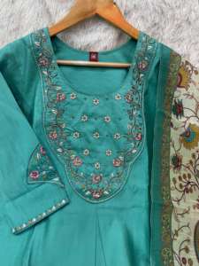 Ensemble Kurti ethnique de créateur avec broderie et dupatta à imprimé floral numérique - Product Image 4