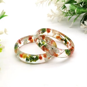 Brazalete de Resina con Flores Secas Personalizado, Hermoso y Colorido, Brazalete de Resina Acrílica Transparente con Flores Secas Variadas - Product Image 3