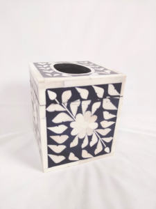 Boîte à bijoux en résine noire et blanche incrustée, élégante boîte de rangement artisanale pour bagues, boucles d'oreilles et souvenirs, boîtes à mouchoirs en provenance d'Inde en vente - Product Image 6