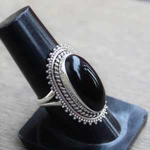แหวนพลอยออนิกซ์สีดำรูปไข่ทรงยาวธรรมชาติ เงินแท้ 925 แหวนพลอยทำมือสำหรับเธอ - Product Image 4