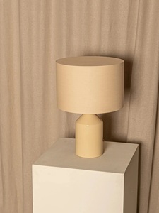 Elegante Lámpara Decorativa para el Hogar con Forma Arquitectónica, Acabado Liso y Brillo Ambiental Invitador para Entornos Modernos - Product Image 3