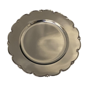 Assiettes de service en métal de luxe avec feuilles de houx gaufrées dorées, finition laiton antique, pour Noël et mariages, vente en gros - Product Image 4