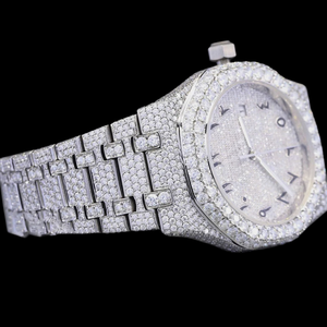 Montre en or blanc haut de gamme entièrement sertie de diamants Moissanite en acier inoxydable personnalisée avec sertissage clos et cadran arabe - Product Image 3