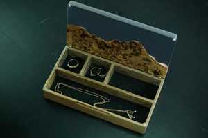 Boîte à bijoux en bois faite à la main : Bordure en résine époxy noire effet caméléon - Product Image 4