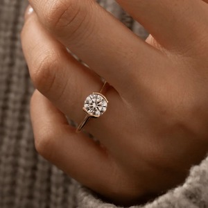 Anillo de Diamante Cultivado en Laboratorio de 1.3ct, Oro Amarillo de 14K, Engaste Redondo, Proveedor de Joyería Personalizada - Product Image 4