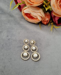 Ensemble collier et boucles d'oreilles de luxe plaqué or antique, motif central en perle et boucles d'oreilles triples circulaires assorties pour occasions spéciales - Product Image 4