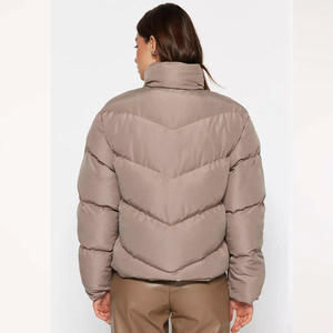 Chaqueta Acolchada Unisex Beige con Cuello Alto, Cierre de Cremallera, Resistente al Viento, Estilo Casual, Corta, para Invierno - Product Image 4
