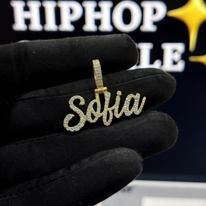 Colgante Personalizado de Nombre en Cursiva con Incrustaciones de Moissanita Estilo Hiphop, Plata de Ley 925, Chapado en Oro de 18K - Product Image 4