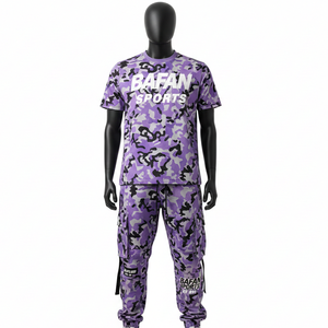 Conjunto de camiseta y pantalón de camuflaje morado para hombre, 240 GSM, poliéster y spandex premium, transpirable, con impresión de logotipo personalizado, 2 piezas. - Product Image 6