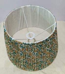 Abat-jour cylindrique en tissu vert à motif Ikat, style transitionnel, fait main, accessoire de lampe écologique - Product Image 4