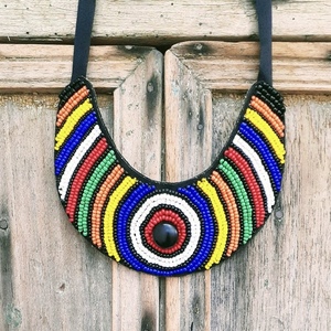 Parures de colliers classiques multicolores en perles de verre CRYSTAL CRAFT et collier africain en bois - Product Image 1