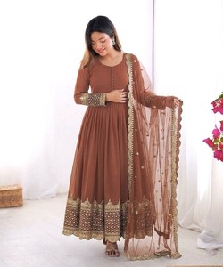 Salwar Kameez en rayonne marron avec dupatta brodé, tenue de mariage indienne traditionnelle pour femme, coupe ample longueur ras du sol - Product Image 1