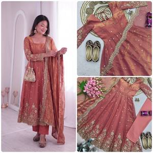 Ensemble Anarkali 3 pièces tendance de luxe, violet foncé bicolore, en soie Fandy, coupe ajustée, longueur ras du sol, style indien pakistanais, pour l'hiver - Product Image 4