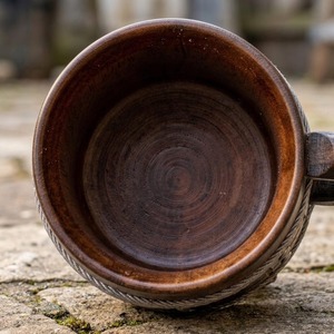 Mug à bière de voyage en bois élégant et moderne, fait main, écologique, durable, personnalisable, de haute qualité, avec poignée sculptée en bois - Product Image 5