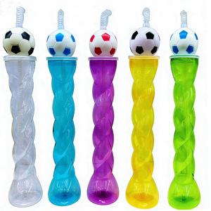 Gobelet en plastique sans BPA SD51 de 500 ml sur le thème du football avec couvercle en dôme pour thé au lait, jus et smoothies, idéal pour les concessions sportives - Product Image 1