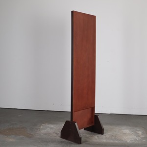 Espejo de pie con base de madera de acabado oscuro, ideal para exhibición en boutiques, mejora la presentación de prendas en tiendas minoristas. - Product Image 5