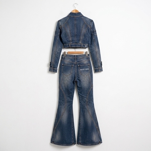 Conjunto de Dos Piezas de Mezclilla Azul para Mujer, Chaqueta Corta Asimétrica, Jeans Acampanados, Cintura con Doble Hebilla, Proveedor Mayorista Personalizado OEM ODM - Product Image 5