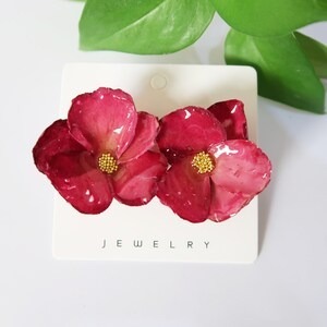 Chaque paire de boucles d'oreilles est soigneusement fabriquée en résine de haute qualité et en roses. La résine transparente de HWC. - Product Image 2