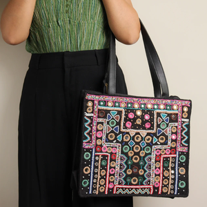 Sac fourre-tout en tissu brodé à la main, de qualité supérieure, de la marque Lemon Capri, fabriqué directement par un artisan indien, pour femmes, par Whimsy Art Craft. - Product Image 5
