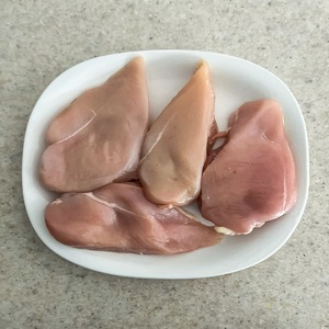 อกไก่แช่แข็งไร้กระดูกและหนัง ได้รับการรับรองฮาลาล ผ่านกระบวนการแช่แข็งแบบ IQF มีคาเฟอีน คุณค่าทางโภชนาการสูง บรรจุภัณฑ์ขนาดใหญ่ - Product Image 2