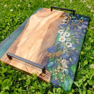 Bandeja de Servir de Madera con Borde Natural y Resina de Flores Prensadas, Arte Botánico en Epoxi con Asas Negras Modernas - Product Image 1