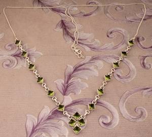 Colgante de peridoto natural en plata de ley, joyería de piedra de nacimiento de agosto, colgante de piedra preciosa verde hecho a mano, elegante regalo para mujer - Product Image 5