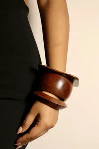Craft Emporium Exports – Ensemble de bracelets en bois de luxe faits à la main, détails sculptés à la main, incrustation en laiton, style Sangria, design massif - Product Image 5