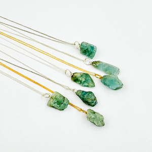 Pendientes de Piedras Preciosas de Aguamarina Natural en Bruto sin Cortar Chakralume al por Mayor con Cadena de Oro Electrochapado de Inserción Infinita - Product Image 4