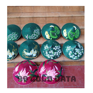 Chapeau conique traditionnel vietnamien en feuilles de palmier, fait main, idéal pour les boutiques de cadeaux - Product Image 1